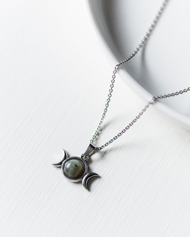 Colar em aço inoxidável com pendente duas luas e cristal labradorite - Colar Elunara | Celtiana