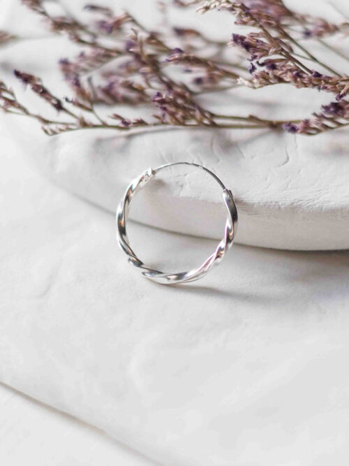 Argolas torcidas em Prata 925 sem Níquel com 20mm - Argolas Keeva | Celtiana