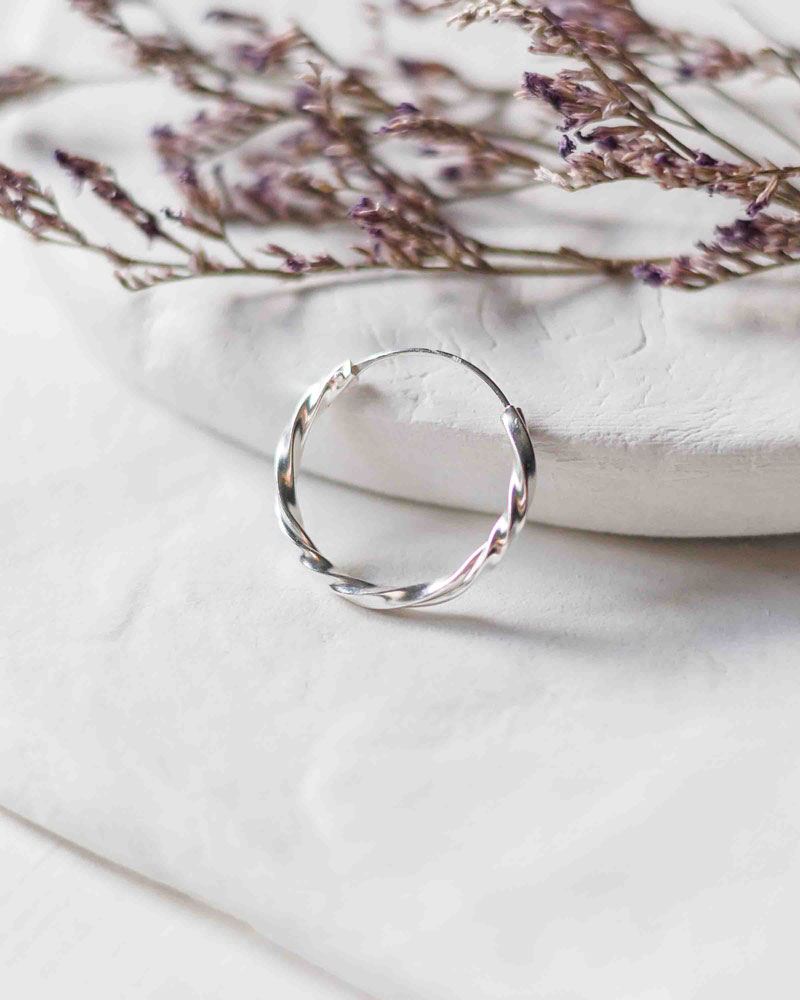 Argolas torcidas em Prata 925 sem Níquel com 20mm - Argolas Keeva | Celtiana